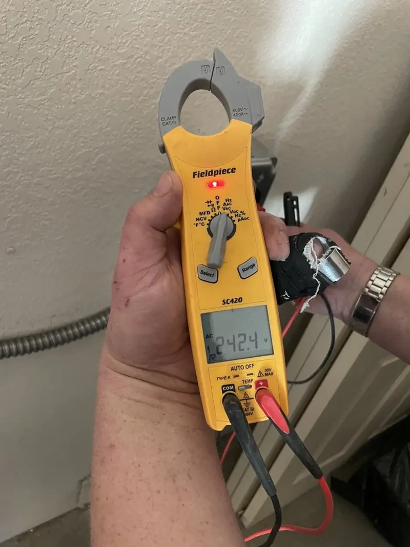 Voltage testing with clamp meter during Ceiling Fan Installation in Holland